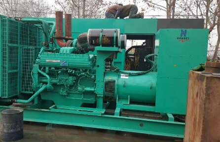 曲江发电机组如何判断水冷式机油散热器内部是否需要清洗？